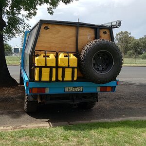 jerry cans mounted 008.jpg